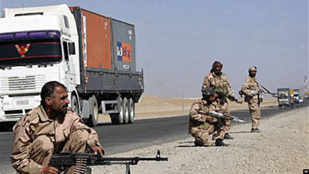سربازان پاکستانی در حال گذمۀ راه مواصلاتی کاروان های ناتو به افغانستان