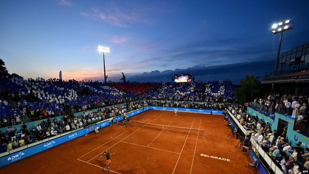 Laga antara petenis Australia, Dominic Thiem (depan) dan petenis Serbia, Filip Krajinovic, dalam final turnamen tenis amal Adria Tour, yang diselenggarakan oleh petenis No. 1 dunia, Novak Djokovic, di Belgrade, 14 Juni 2020. Tiga petenis yang ikut laga itu terinfeksi Covid-19. 