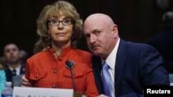 Bivša članica Predstavničkog doma Gejbrijel Gifords i suprug Mark Keli svedoče u Senatu