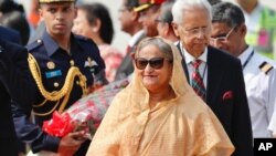 Perdana Menteri Bangladesh Sheikh Hasina tiba di bandara di New Delhi, India, Kamis, 3 Oktober 2019. Hasina sedang dalam kunjungan tiga hari ke India. (Foto AP / Manish Swarup)