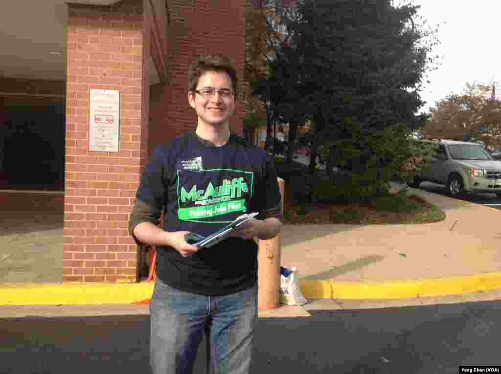 为民主党候选人助选的自愿工作者(美国之音杨晨拍摄)