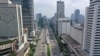 Jalan Thamrin menuju bundaran Hotel Indonesia (HI) yang biasanya padat tampak sepi pada hari kelima pembatasan sosial besar-besaran, Jakarta,14 April 2020. (Foto: AFP)