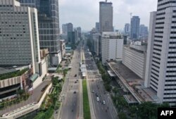 Jalan Thamrin di Jakarta lengang pada hari kelima pelaksanaan PSBB (pembatasan sosial berskala besar) di tengah pandemi COVID-19, 14 April 2020.
