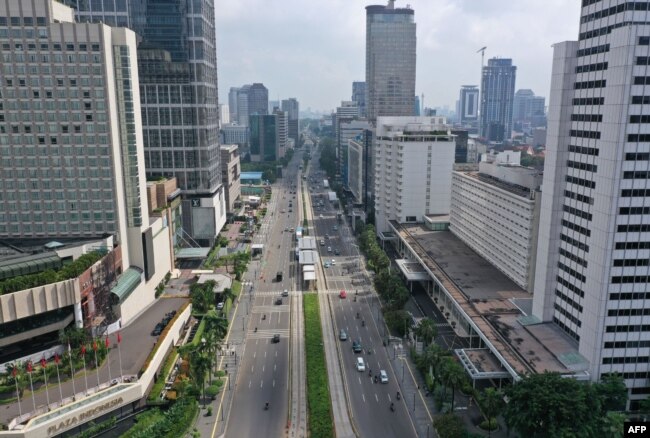 Jalan Thamrin di Jakarta lengang pada hari kelima pelaksanaan PSBB (pembatasan sosial berskala besar) di tengah pandemi COVID-19, 14 April 2020.