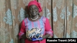 La comédienne Maïmouna Hélène Diarra à Bamako, le 7 mars 2017. (VOA/Kassim Traoré) 