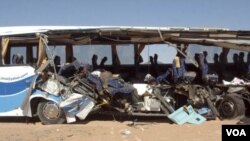 Bus turis, yang mengangkut turis-turis dari AS, rusakberat akibat kecelakaan di Abu Simbel, Aswan, Mesir.