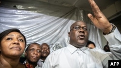 Félix Tshisekedi, mokambi ya UDPS, na molongani na ye na nsima ya bosakolami na elonga na ye lokolo mokonzi ekolo, Limete, Kinshasa, 19 janvier 2019.