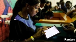 Vanhu vakawanda vanoti vari kutadza kutumira kana kutambira mashoko muZimbabwe, vachiti hurumende yakavhara internet.