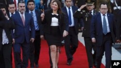 En esta foto de archivo del 6 de enero de 2018, la entonces vicepresidenta de Ecuador, María Alejandra Vicuña, hace un gesto de aprobación cuando abandona la Asamblea Nacional en Quito, Ecuador, luego de que fue elegida para reemplazar a Jorge Glas.