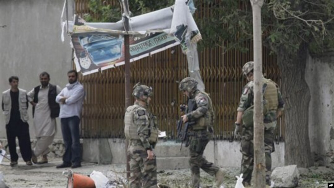 Các binh sĩ Pháp thuộc lực lượng NATO tại hiện trường vụ đánh bom tự sát ở Kabul, Afghanistan, ngày 8/9/2012.
