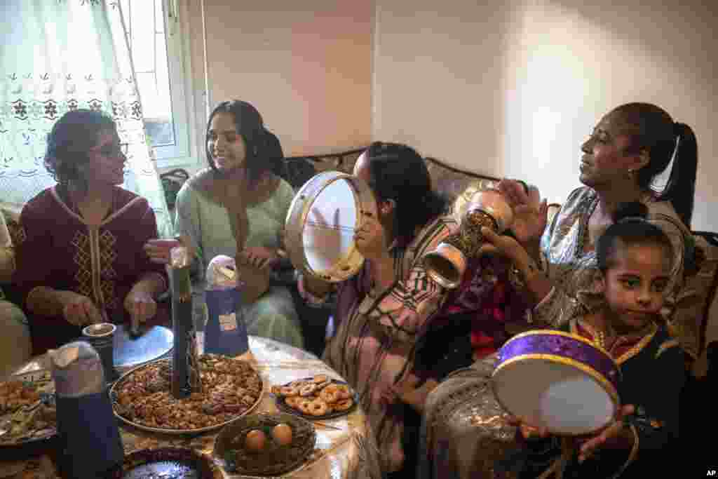 اس دن خواتین، بچوں کے ہمراہ ایک دوسرے کے گھروں میں تقریبات میں شریک ہوتی ہیں۔ مہمانوں کی تواضع کے لیے بسکٹ، خشک میوہ جات تو پیش کیے ہی جاتے ہیں ساتھ ساتھ موسیقی کا بھی اہتمام ہوتا ہے