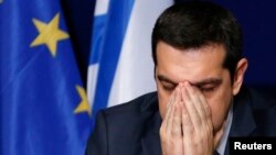 Perdana Menteri Yunani Alexis Tsipras dalam konferensi pers setelah KTT pemimpin Uni Eropa di Brussels (12/2). 