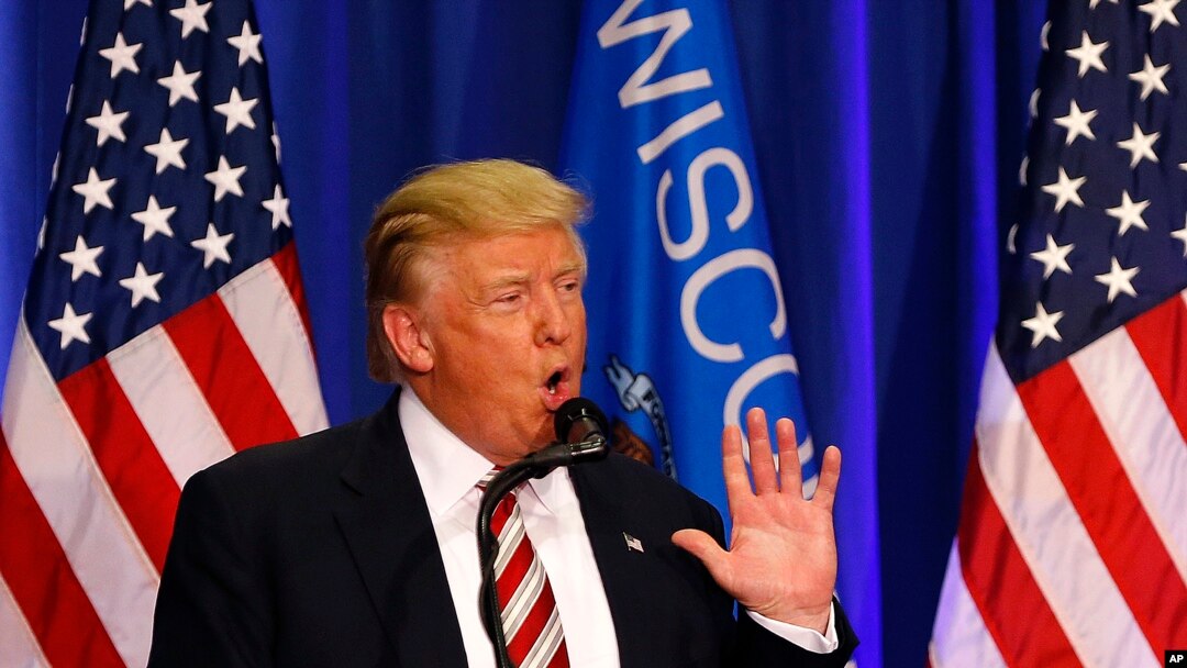 Kandidat presiden AS dari Partai Republik, Donald Trump, berbicara dalam sebuah kampanye di West Bend, Wisconsin (16/8). (AP/Gerald Herbert)