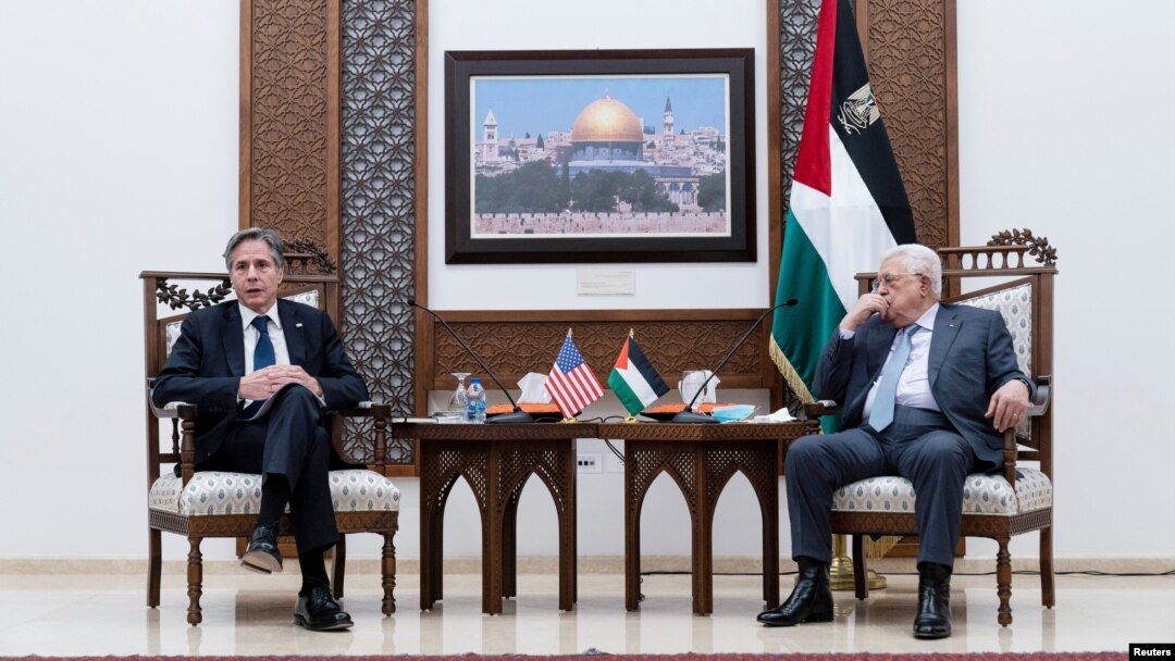 AQSh Davlat kotibi Entoni Blinken va Falastin Prezidenti Mahmud Abbos (o'nga) Ramallohda, 25-may, 2021-yil