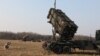 Les troupes américaines lors d'un exercice conjoint avec les troupes polonaises du 37e escadron de défense antimissile à Sochaczew, Pologne, 21 mars 2015. 