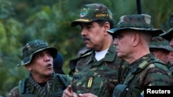 El gobernante venezolano Nicolás Maduro conversa con jefes militares, entre ellos su ministro de defensa, general Vladimir Padrino López, a la derecha, en Fuerte Tiuna, Caracas, el 22 de enero de 2025.