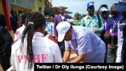 Le ministre de la Santé, Dr Oly Ilunga se lave les mains dans la province de l’Equateur, RDC, 28 juin 2018. (Twitter/Dr. Oly Ilunga) 