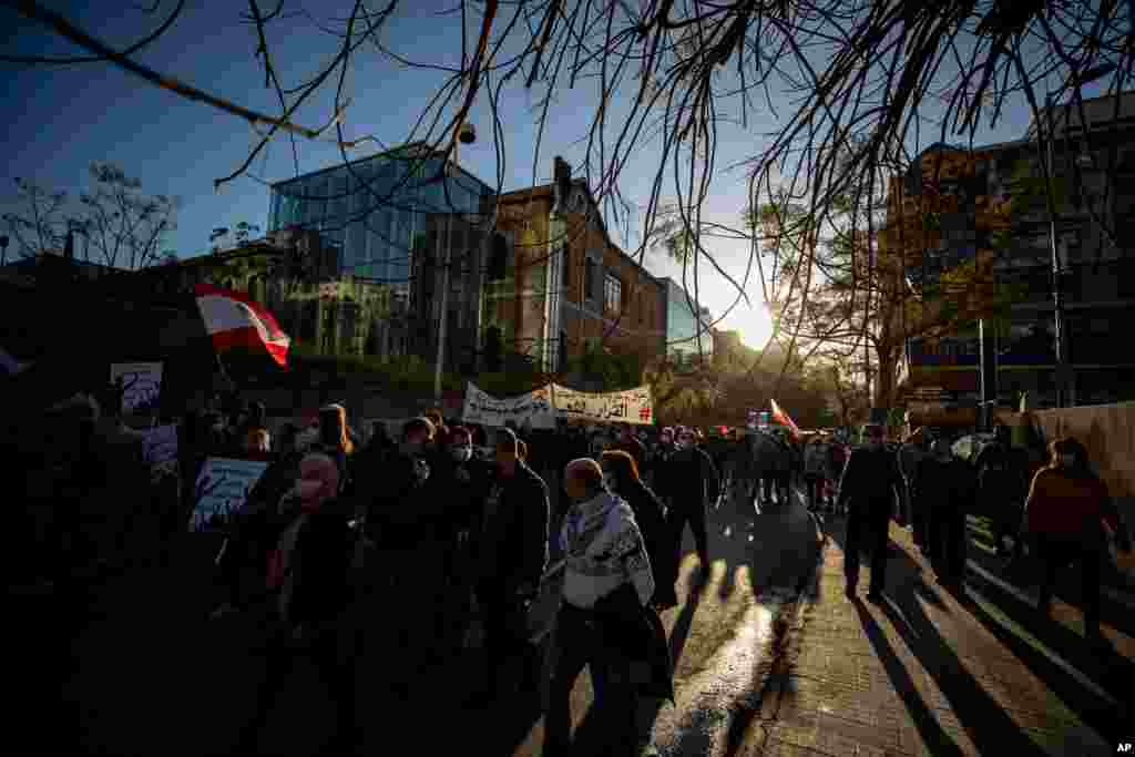 تظاهرکنندگان در بیروت شعارهایی علیه دولت لبنان در اعتراض به افزایش قیمت‌ها و بدتر شدن اوضاع اقتصادی سر دادند.
