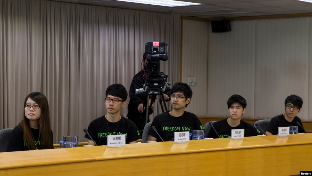 Pengurus Federasi Mahasiswa Hong Kong (dari kiri): Yvonne Leung, Nathan Law, Alex Chow, Lester Shum, dan Eason Chung saat menghadiri rapat dengan pemerintah setempat di Hong Kong, 21 Oktober 2014 (Foto: dok). 