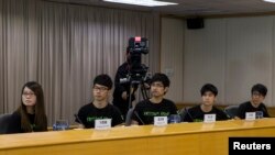 Pengurus Federasi Mahasiswa Hong Kong (dari kiri): Yvonne Leung, Nathan Law, Alex Chow, Lester Shum, dan Eason Chung saat menghadiri rapat dengan pemerintah setempat di Hong Kong, 21 Oktober 2014 (Foto: dok). 