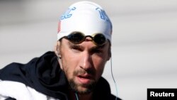 Michael Phelps bersiap untuk final pria 200 meter dalam pertandingan di George F. Haines International Aquatic Center, Santa Clara, AS, Juni 2014.