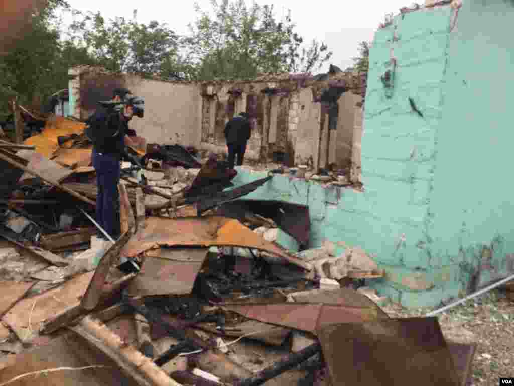 Artileriya atəşi ilə dağıdılmış ev