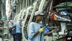 Para pekerja di di pabrik perakitan Volkswagen AG di Chattanooga, Tennessee (foto: dok). 