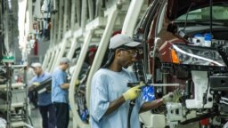Para pekerja di di pabrik perakitan Volkswagen AG di Chattanooga, Tennessee (foto: dok). 