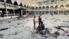 Esta imagen, tomada de un video, muestra el patio de una escuela después de ser alcanzado por un ataque aéreo israelí en Ciudad de Gaza el sábado 10 de agosto de 2024.