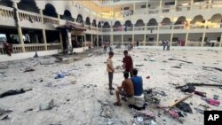 Esta imagen, tomada de un video, muestra el patio de una escuela después de ser alcanzado por un ataque aéreo israelí en Ciudad de Gaza el sábado 10 de agosto de 2024.