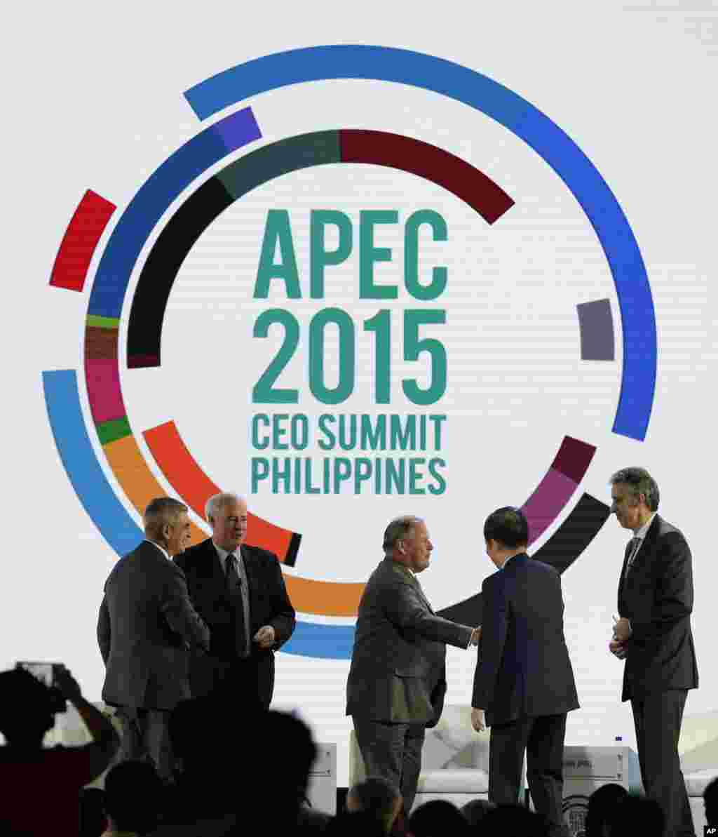 Dari kiri ke kanan: CEO Ayala Corporation Jaime Zobel de Ayala, CEO Kamar Dagang Kanada Perrin Beatty, Walikota Melbourne Robert Doyle, CEO Deutsche Post DHL group Frank Appel dan kepala Asia Inc Forum Timothy Ong dalam KTT CEO APEC di Manila, Filipina (17/11).