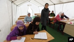 Anak-anak perempuan di Suriah belajar di kelas darurat di kamp pengungsi Boynuyogun di perbatasan Turki-Suriah di provinsi Hatay. (Foto: Dok)