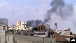 9월 21일 정부군의 포격으로 검은 연기가 치솟는 시리아 홈스지역