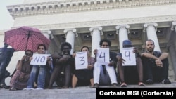 Luis Manuel Otero Alcántara (quinto de izquierda a derecha) junto a otros artistas del Movimiento San Isidro en el Capitolio Nacional de Cuba en agosto de 2018 en protesta por la entonces inminente aprobación del Decreto 349 contra la creación libre en la isla.