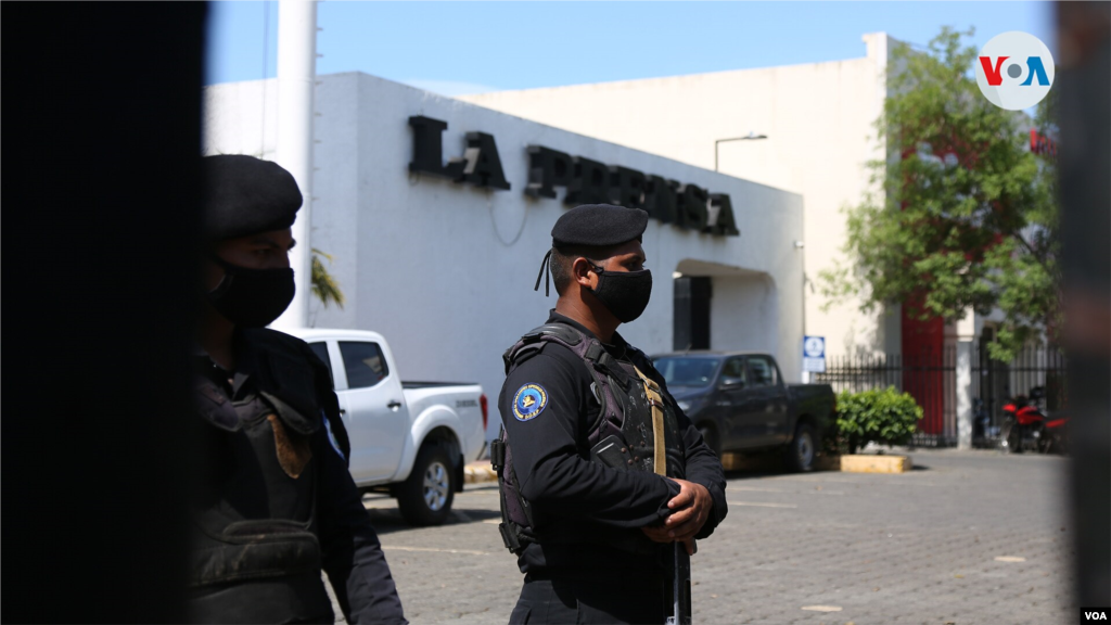 Varios policías permanecieron en el exterior del periódico La Prensa, en Managua, Nicaragua, durante el allanamiento, el viernes 13 de agosto de 2021..