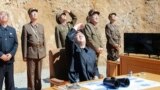 Kim Jung Un, wa Koreya ya Ruguru, na bamwe mu bategetsi mu gisirikare, aho bariko bararorera igitero ca misile