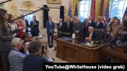 特朗普总统1月14日在椭圆形办公室举行的《健康儿童全脂牛奶法案》签字仪式上告诉记者，据“权威”的可靠消息，伊朗统治者已停止对抗议者进行杀戮和处决。