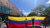 Venezolanas alzan una bandera de su país durante una protesta el 9 de enero de 2025.