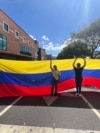 Venezolanas alzan una bandera de su país durante una protesta el 9 de enero de 2025.