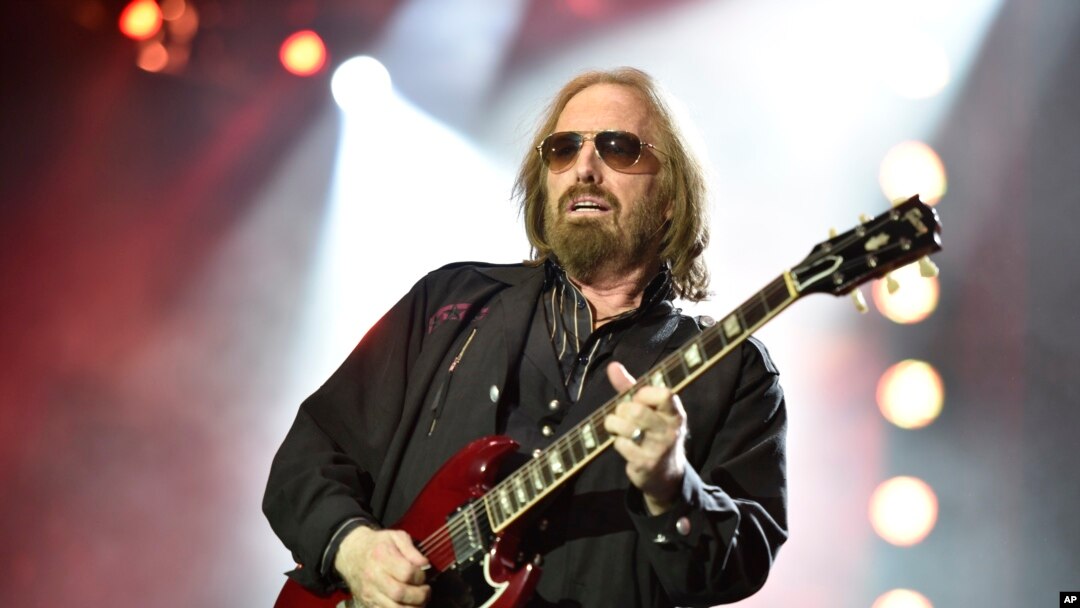 Tom Petty dan bandnya the Heartbreakers di konser di Chicago, 29 Juni 2017. (Foto:Dok)