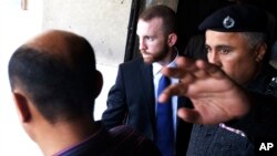 총탄 휴대로 구금된 FBI요원이 19일 파키스탄 카라치 법정을 떠나고 있다.