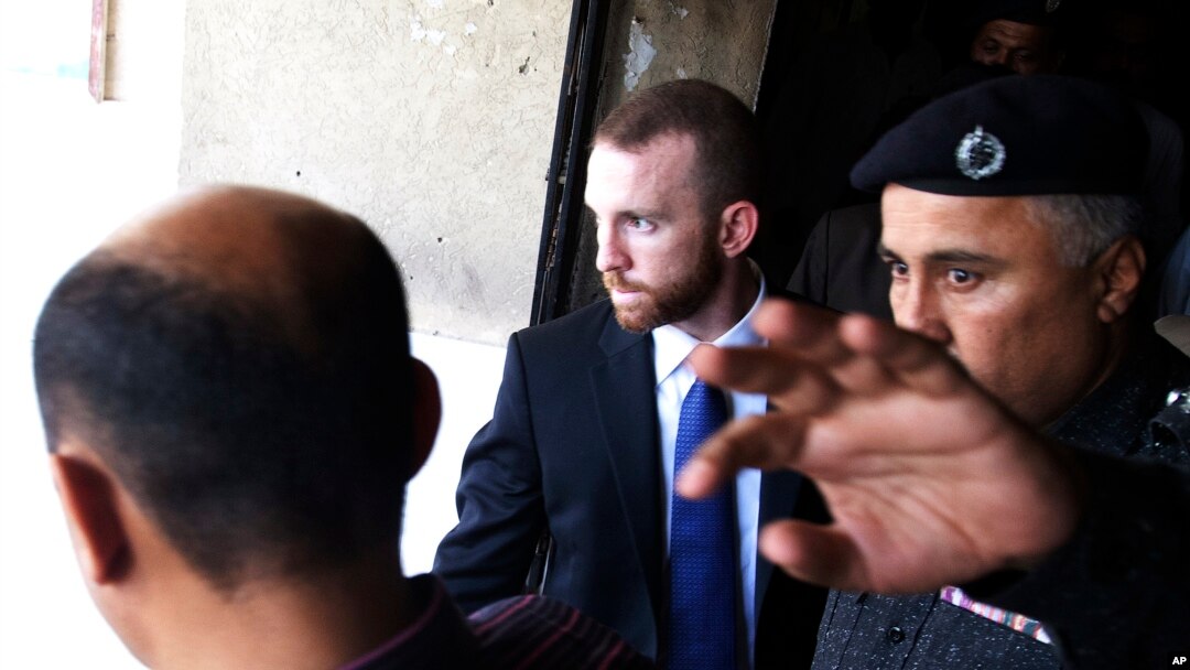 Federal Qidiruv Byurosi agenti Joel Koks sud binosini tark etmoqda, Karachi, 19-may, 2014-yil.
