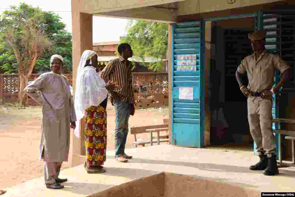 DIMANCHE. Peu de votants lors des premières municipales de l'après Compaoré au Burkina Faso. Lire l'article ici.