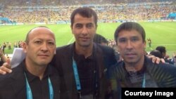 Qirg'izistonlik hakam Bahodir Qo'chqorov (chapda) o'zbekistonlik FIFA hakami Ravshan Ermatov (markazda) bilan