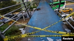 Un puente peatonal permanece dañado después de la detonación de explosivos, tras la desaparición de José Adolfo Macías, alias 'Fito', líder del grupo criminal Los Choneros, en Quito, Ecuador, el 9 de enero de 2024.