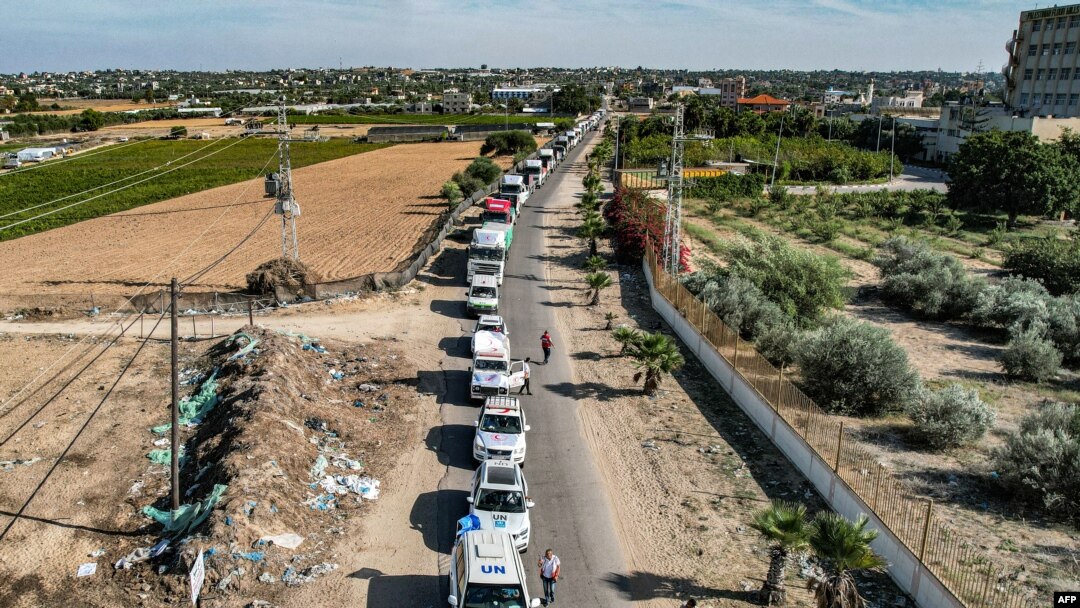 Foto udara menunjukkan truk-truk bantuan kemanusiaan yang tiba dari Mesir setelah melintasi perbatasan Rafah tiba di fasilitas penyimpanan di kota Khan Yunis di Jalur Gaza selatan hari Sabtu, 21 Oktober 2023.