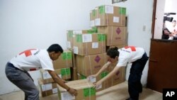 Voluntarios descargan ayuda humanitaria en el Hospital de la Cruz Roja Venezolana en Caracas, Venezuela. Fotografía del 17 de abril del 2019.