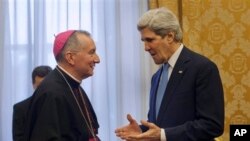 Menlu AS John Kerry (kanan) dan Uskup Agung Pietro Parolin Pietro Parolin sesaat sebelum dimulainya rapat di Istana Apostolic di Vatikan, 14 Januari 2014 (AP Photo/Pablo Martinez Monsivais, Pool)