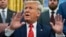El presidente Donald Trump habla con periodistas en la sala Oval de la Casa Blanca en Washington el martes, 11 de febrero de 2020.