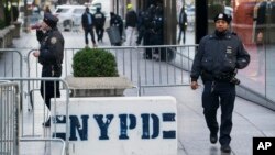 Recibieron una llamada, y los agentes acudieron a un complejo de viviendas públicas donde reportaron la presencia de un individuo sospechoso.